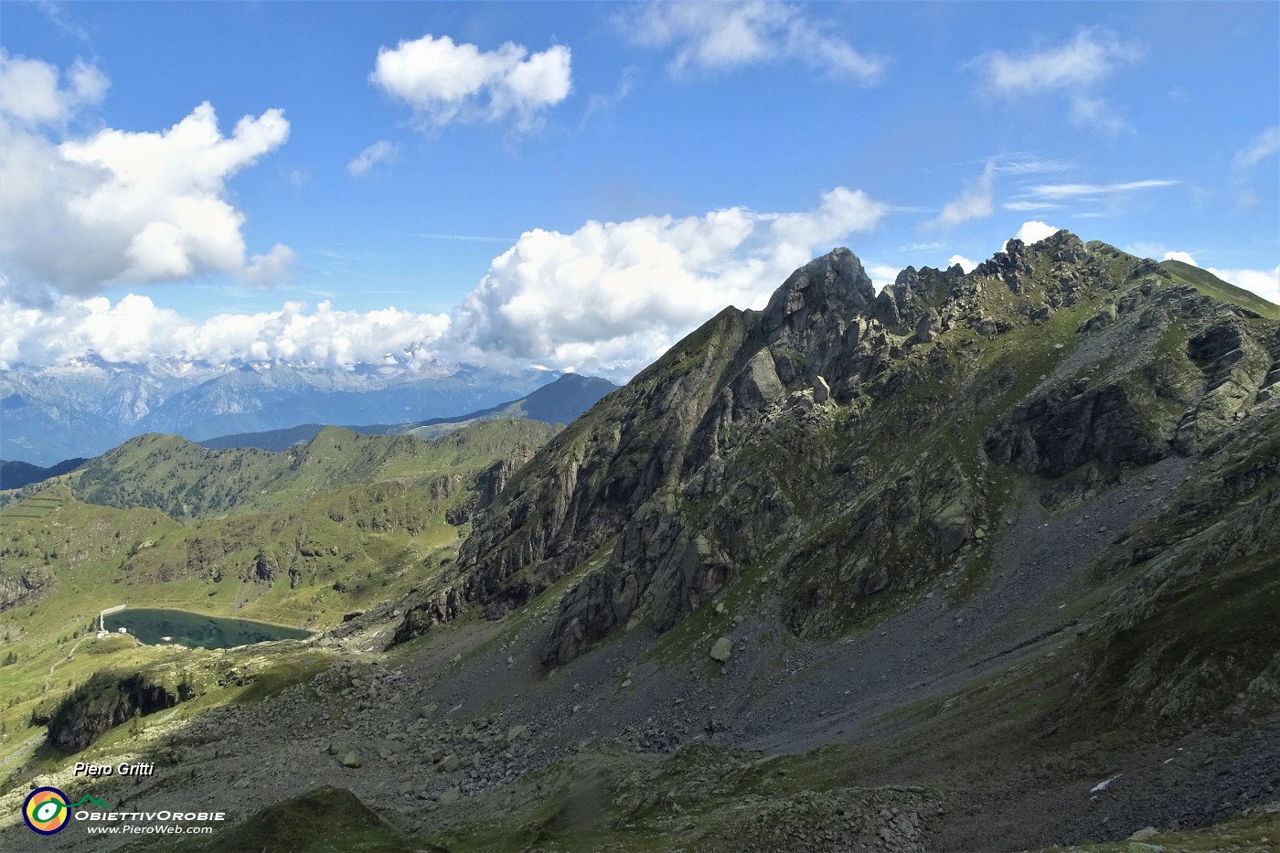 31 Il Monte Ponteranica gode invece del sole.JPG